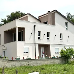 Lili Biograd Na Moru